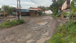 Warga Keluhkan Jalan Rusak di Kali Lunyu, Dua Anggota Dewan Dituding Tutup Mata